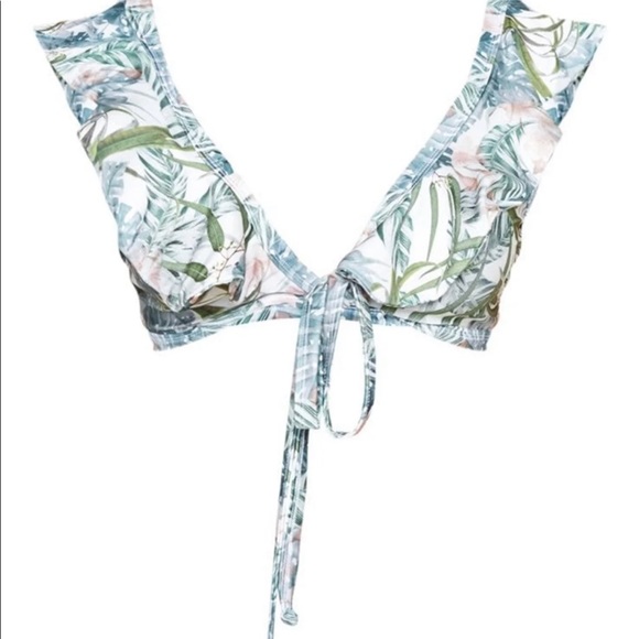 Pretty little thing Hawaiian bikini set and skirt - Picture 2 of 11